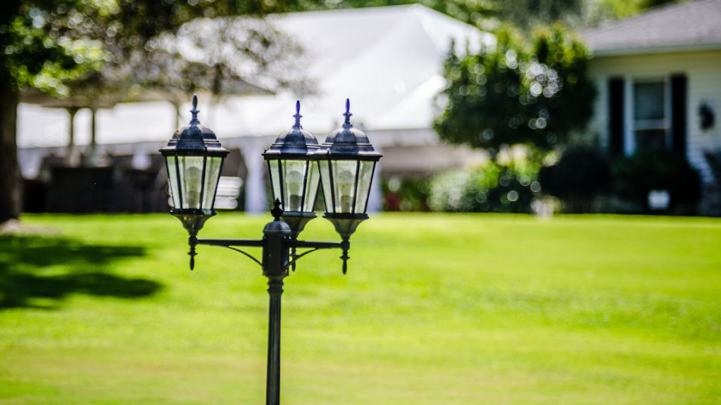 Valorizando o Ambiente com Postes Decorativos para Jardins